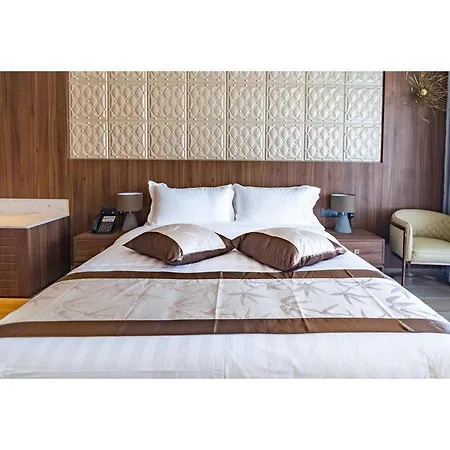 Leonardo Boutique לרנקה